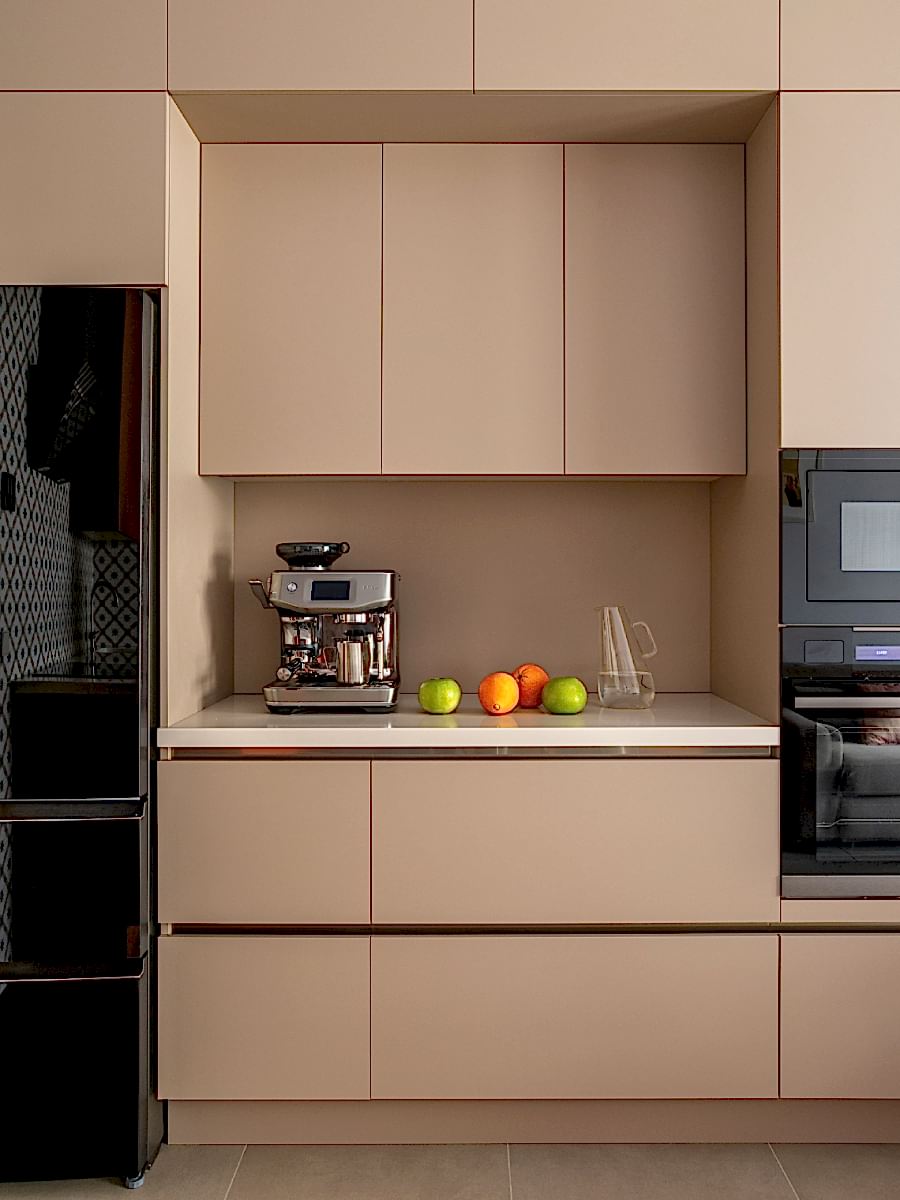 гарнитур в нестандартную кухню